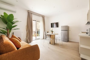32-inch flat-screen TV with digital channels - YourHome - Aranci Prestige (Sorrento)