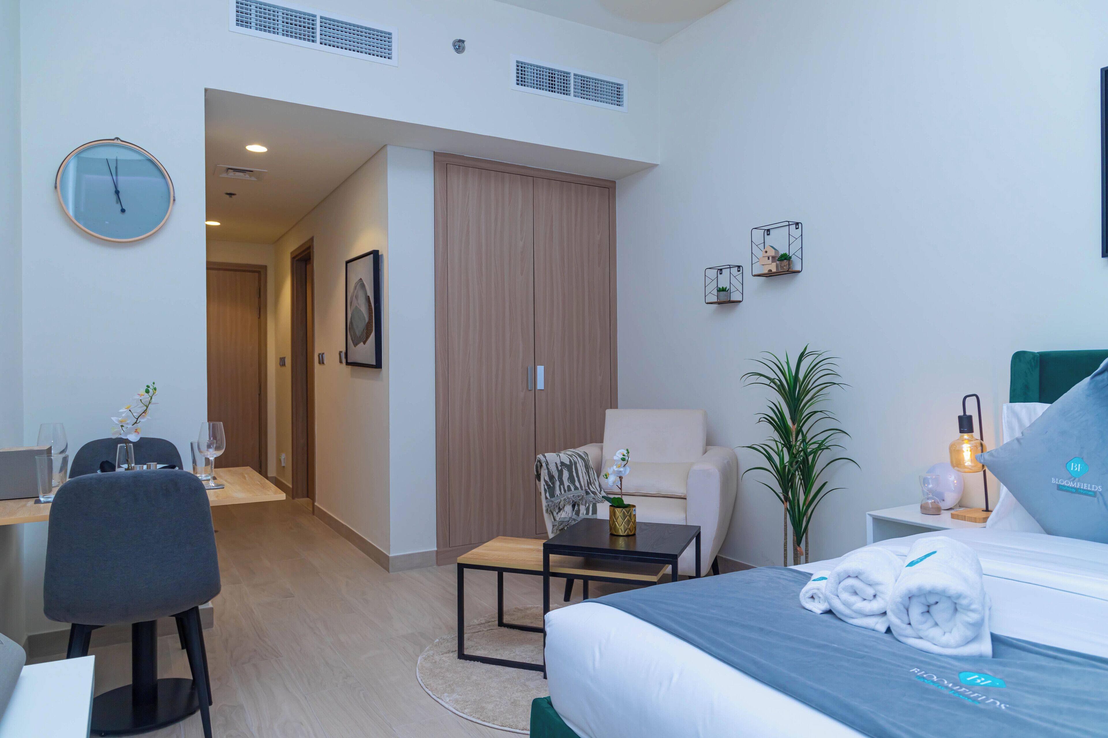 خزنة داخل الغرفة ومكواة/لوح كي وواي فاي مجانًا