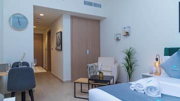 Een kluis op de kamer, een strijkplank/strijkijzer, gratis wifi