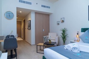 Caja de seguridad en la habitación y tabla de planchar con plancha 