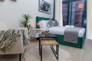 Caja de seguridad en la habitación y tabla de planchar con plancha 