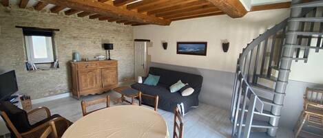 Smart-TV, DVD-spiller, bøker og filmbibliotek