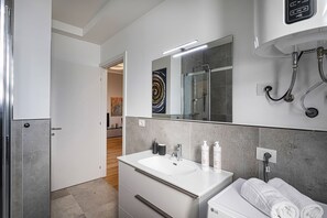 Douche, sèche-cheveux, serviettes fournies, savon