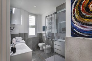 Douche, séchoir à cheveux, serviettes fournies, savon