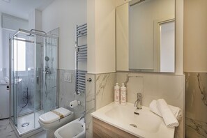 Regadera, secadora de cabello, toallas, jabón 