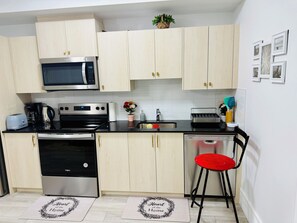 冷蔵庫、電子レンジ、オーブン、コンロ