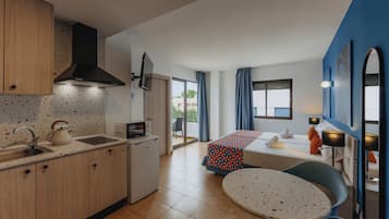 XL Balcony Comfort Studio | ๊ฐ์ค ๋ด ๊ธ๊ณ , ๋ฌด๋ฃ WiFi, ์นจ๋ ์ํธ