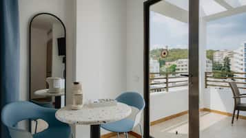 XL Balcony Comfort Studio | In-room safe, free WiFi, bed sheets