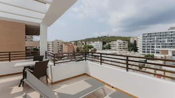 XL Balcony Comfort Studio | ๊ฐ์ค ๋ด ๊ธ๊ณ , ๋ฌด๋ฃ WiFi, ์นจ๋ ์ํธ