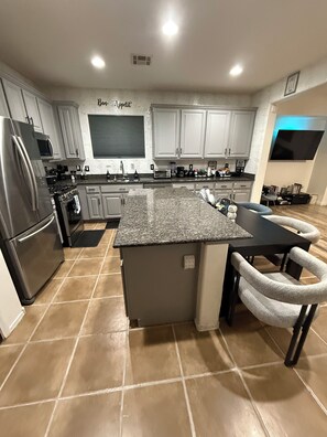 Fridge, microwave, oven, stovetop - What “STAYS” in Vegas, STARTS with your STAY HERE IN VEGAS! (Las Vegas)