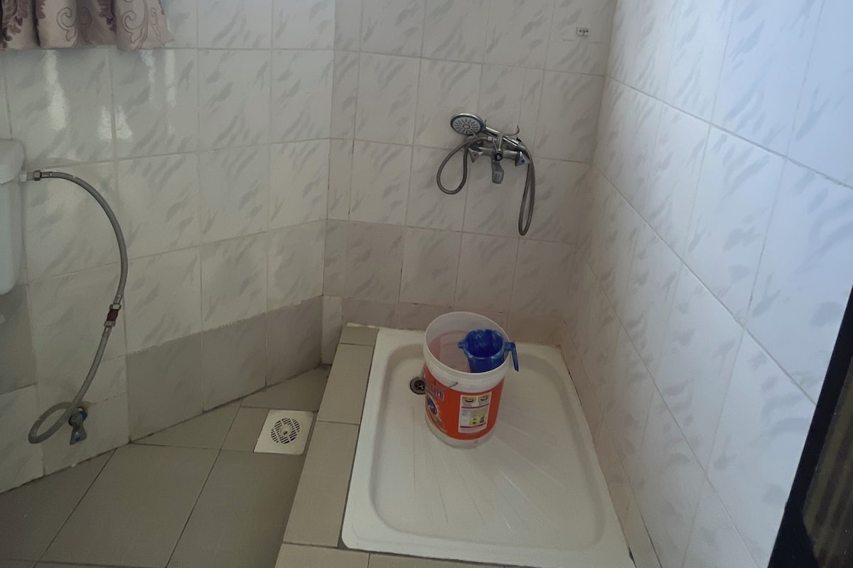 Basic Double Room, Lanai, Courtyard View | Bathroom | Slippers