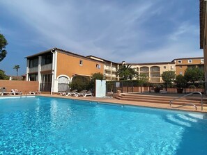 حمّام سباحة خارجي