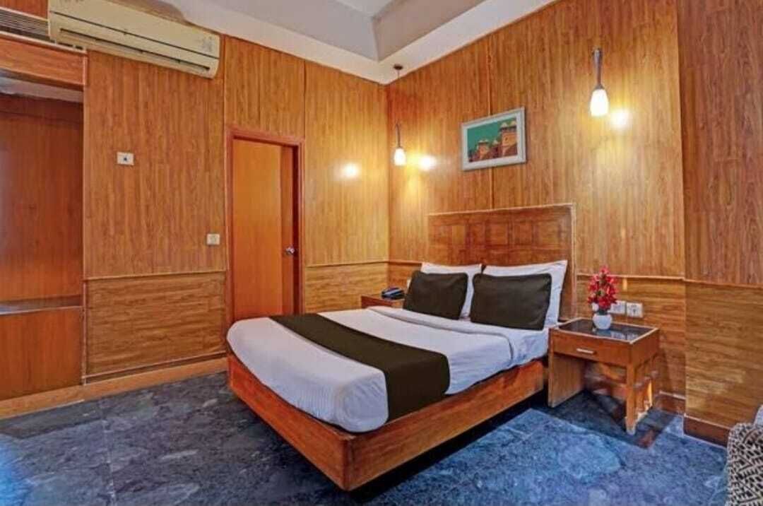 Classic Room | Desk, laptop workspace, free WiFi