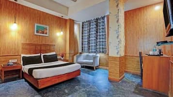 Classic Room | Desk, laptop workspace, free WiFi