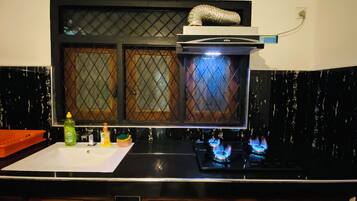 Fridge, oven, stovetop, dishwasher