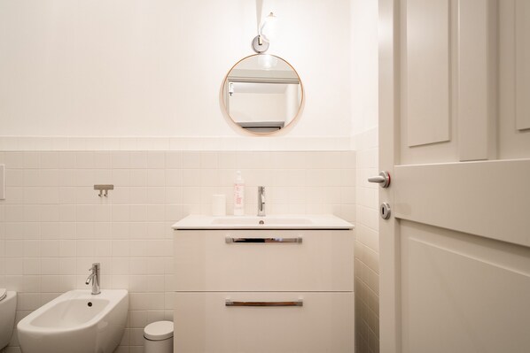 A modern bathroom with a bidet, a sink, and a mirror. - Palazzo Odescalchi by Wonderful Italy - Apt 4 (Como)