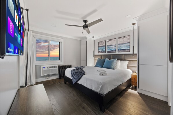 2 chambres, bureau, fer et planche à repasser, lit de bébé portatif