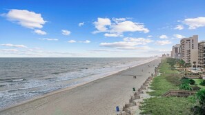 Plage, chaises longues, serviettes de plage