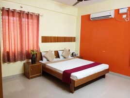 1 bedroom, desk, laptop workspace, free WiFi