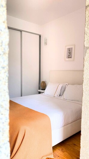 1 slaapkamer, een bureau, een strijkplank/strijkijzer, reisbedje