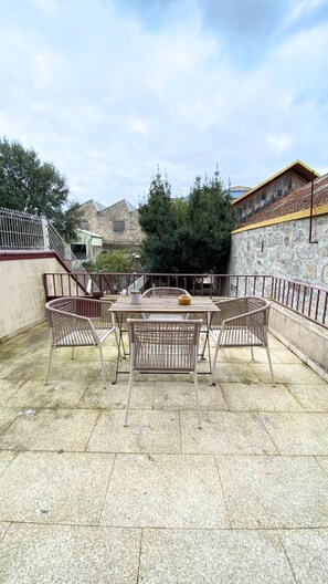 Outdoor dining - 1 Bedroom Apartment with Terrace - Garden View (Porto)