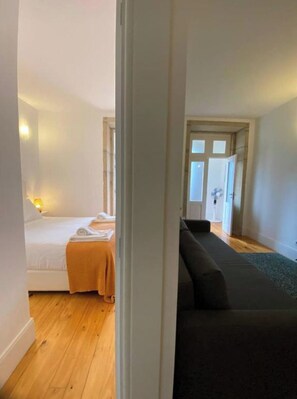 1 quarto, escrivaninha, ferros/tábuas de passar roupa, berço de viagem