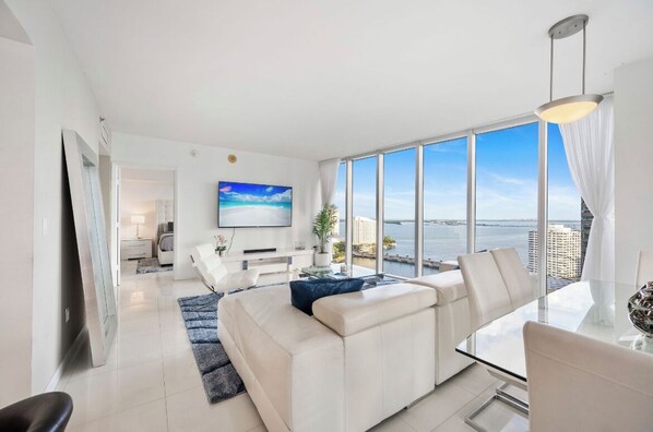 Living area - Luxury High floor 2-bedroom condo with Unbeatable Ocean views (Miami)