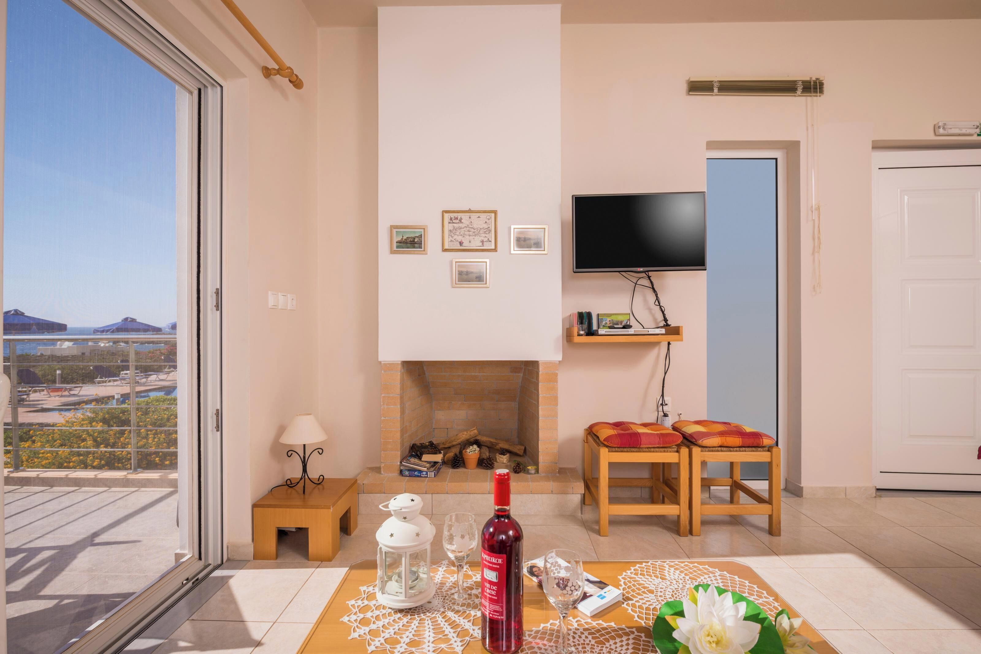 Comfort villa, uitzicht op zee | Woonruimte | Een 32-inch smart-tv met satellietzenders