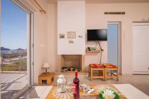 Villa Confort, vue sur la mer | Aire de séjour | Téléviseur connecté de 32 po avec télévision par satellite