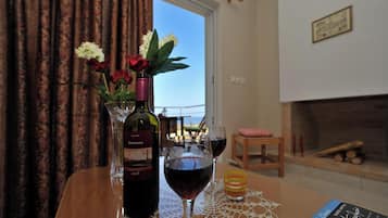 Comfort villa, uitzicht op zee | Woonruimte | Een 32-inch smart-tv met satellietzenders