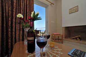 Comfort Villa, Sea View | Living area | 32-inch Smart TV with satellite channels - Cretan View (Chania)