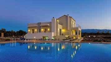 Voorkant accommodatie - avond/nacht