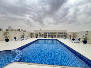 Departamento, varias habitaciones, con acceso para personas discapacitadas, para fumadores | Alberca | Alberca al aire libre 