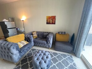 Departamento, varias habitaciones, con acceso para personas discapacitadas, para fumadores | Área de sala de estar