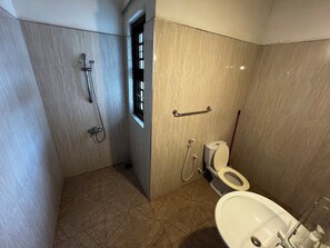 Shower, eco-friendly toiletries, hair dryer, bidet - Villa Hirunika in Negombo: with air conditioning,20 minutes from Colombo Airport (Negombo)