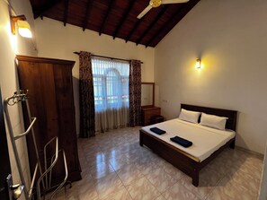 4 bedrooms, iron/ironing board, WiFi, bed sheets - Villa Hirunika in Negombo: with air conditioning,20 minutes from Colombo Airport (Negombo)