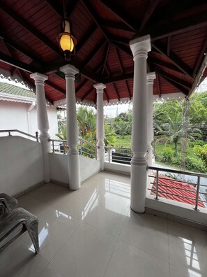 Interior - Villa Hirunika in Negombo: with air conditioning,20 minutes from Colombo Airport (Negombo)