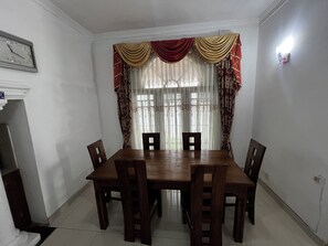 Dining - Villa Hirunika in Negombo: with air conditioning,20 minutes from Colombo Airport (Negombo)
