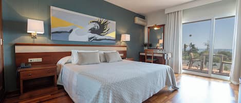 Superior Suite, Sea View | 1 bedroom, blackout drapes, soundproofing, free WiFi