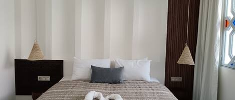 6 bedrooms, in-room safe, desk, iron/ironing board