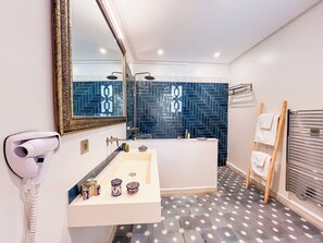 Doccia, asciugacapelli, asciugamani, sapone