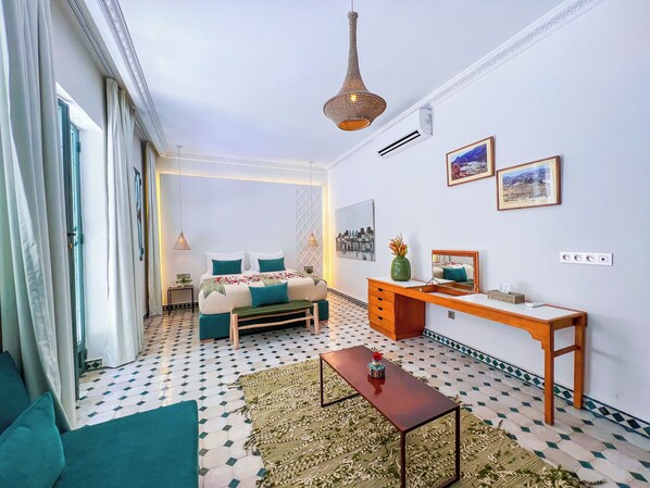 6 Schlafzimmer, Zimmersafe, Schreibtisch, Bügeleisen/Bügelbrett