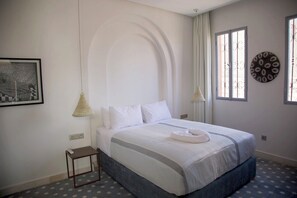 6 chambres, coffres-forts dans les chambres, bureau