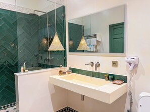 Douche, sèche-cheveux, serviettes fournies, savon