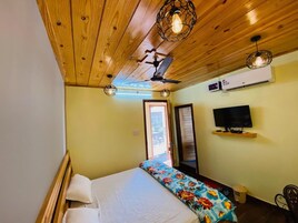 Quarto solteiro superluxo | Cofres nos quartos, escrivaninha, espaço de trabalho para notebook