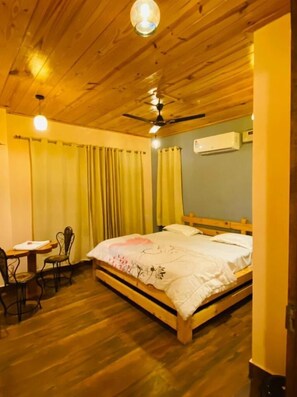 Luxury Single Room | In-room safe, desk, laptop workspace, soundproofing - Royal Guest House (Kala Amb)