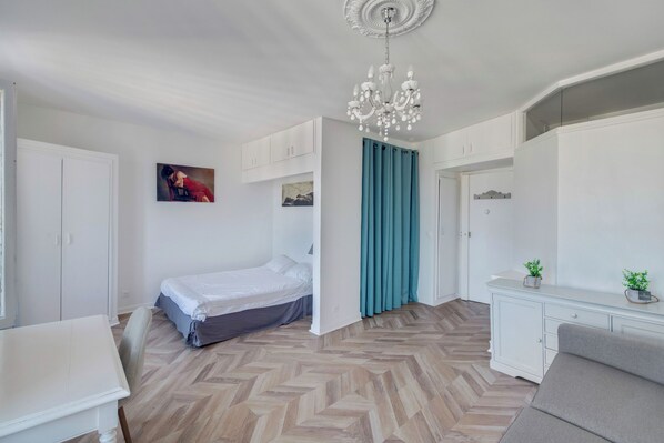 Iron/ironing board, WiFi, bed sheets