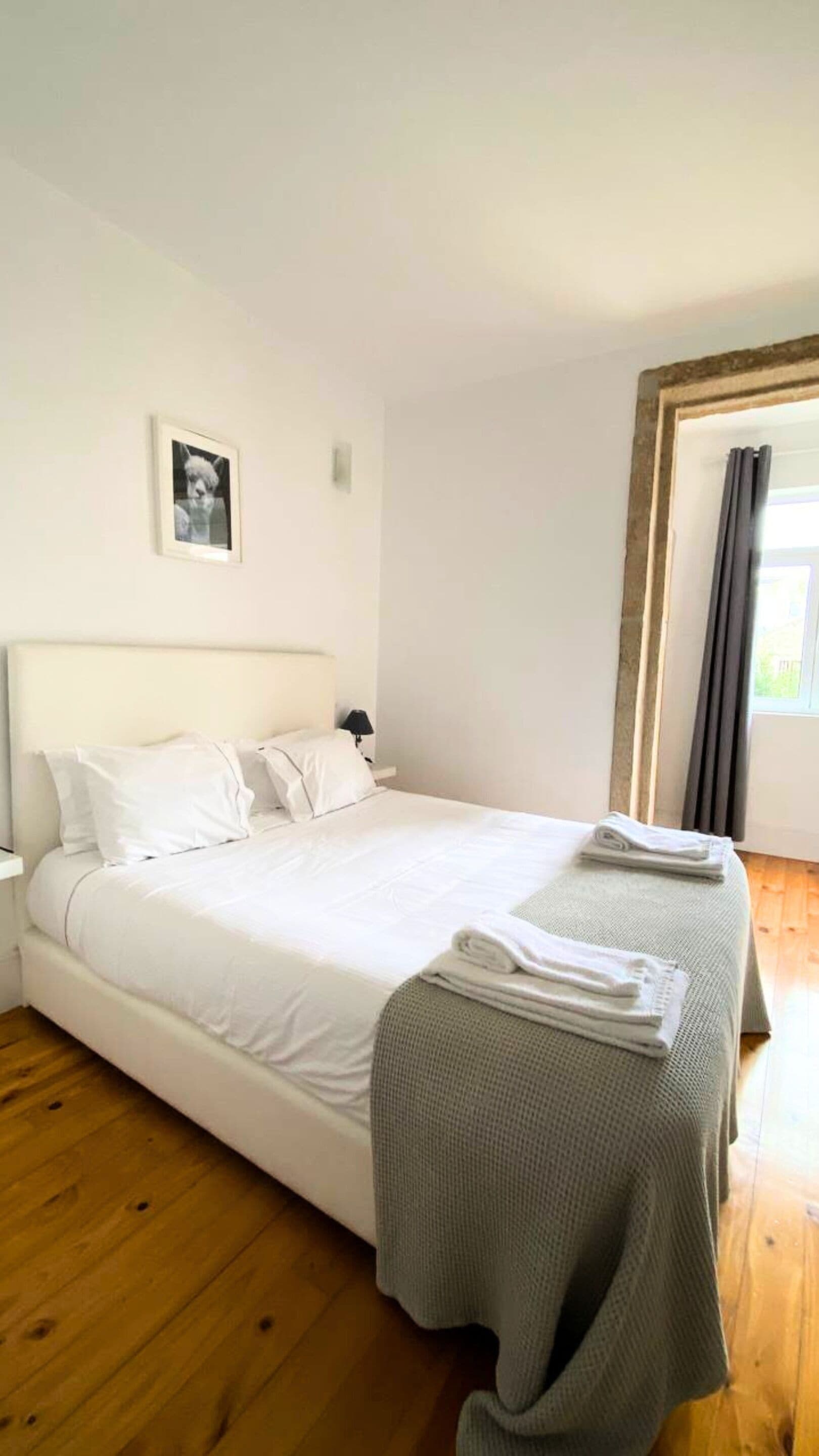 1 soverom, skrivebord, strykejern/-brett og reiseseng for barn