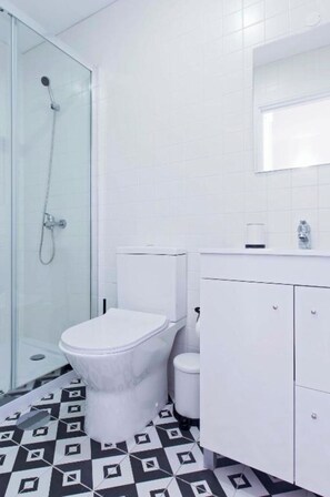 Doccia, asciugacapelli, asciugamani, sapone