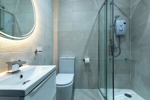 Căn hộ | Phòng tắm | Buồng tắm vòi sen, đồ dùng nhà tắm miễn phí, khăn tắm, xà phòng 